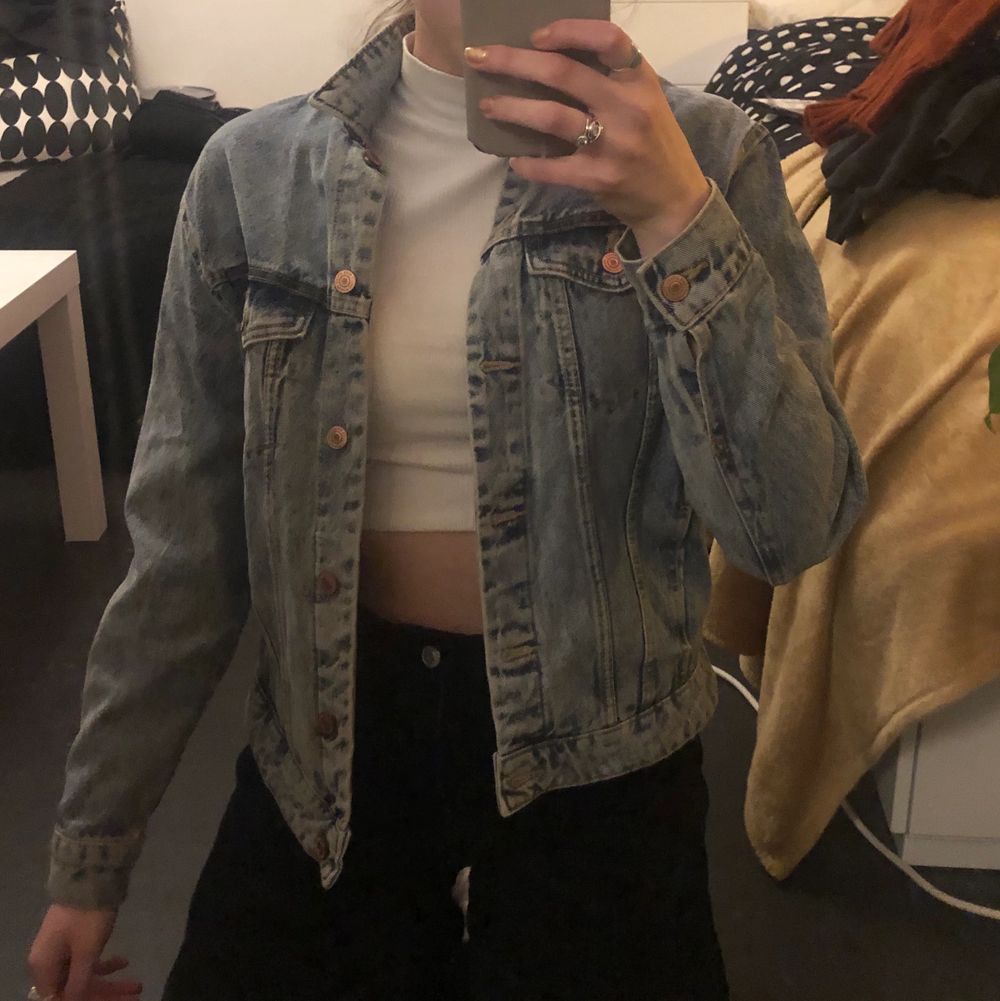 Nästintill oanvänd jeansjacka från Vero Moda. Använd en gång, superskick! Rejält jeansmaterial✨ Sitter oversized på en S. . Jackor.