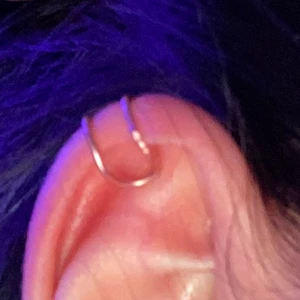 Ear cuff (finns i sover och kopparfärg) - Gjort själv, är hållbar och sitter bra. Inget hål i örat behövs. 