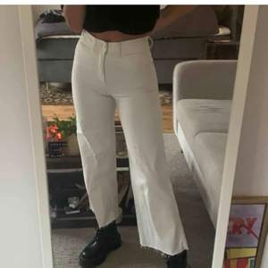Ett par skitsnygga vita vida jeans i Strl 34                                            Köpare står för frakt🤍 högsta bud får dem. Lånade bilder🤍