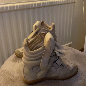 BEIGE Isabel marant skor  - Säljer nu mina isabel marant som inte kommer till användning!
