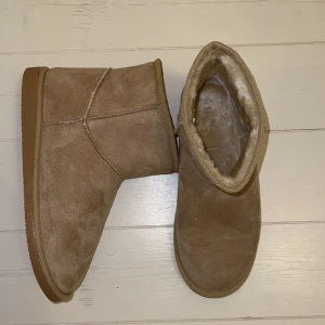 UGGs inspirerade skor  - Köpta på New Yorker, aldrig använda, prislappen finns kvar. säljer för 199kr, passar storlek 40/39