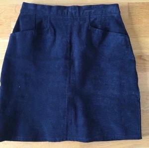 Vintage mocha kjol svart storlek S (34-36) - Vintage svart mocha kjol i bra skick! Mått: L-45 B-48 midjemått -70.  100% läder