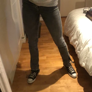 Zara jeans - Säljer mina raka gråa  Jeans från zara med slits. Har sprättat dom för att få lite mer längd och detalj⚡️ Jag är 176cm...Använder ej längre:( ord pris. 400kr
