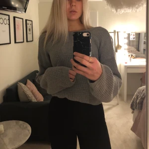 Stickad tröja från nakd - mysig mörkgrå tröja från nakd i storlek xs, men som passar en S minst lika bra💘 denna är i bra kvalitet och använd Max 2 gånger✨
