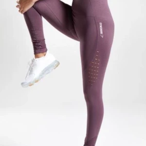 GYMSHARK energy seamless leggings - Säljer mina super fina träningstights från gymshark då jag inte längre använder dem. Dessa är jätte fina på kroppen och är i Storlek S. Säljer endast tightsen för 240 kr. Frakt tillkommer på 60 kr.