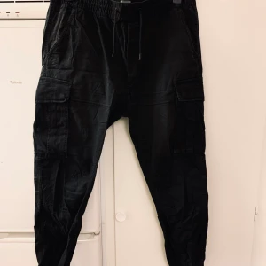 Cargobyxor - Svarta Cargobyxor, str XL, 100kr.                            Jag säljer fler cargo byxor i fler modeller och str.  Kolla gärna in mina andra inlägg, Vi intresse av fler varor så fixar jag ett bra paketpris!