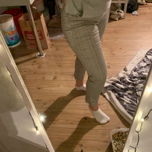 Rutiga byxor - Rutiga beigea byxor. Super stretchiga i materialet, och jätte sköna! Tyvärr lite för stora för mig... Strolek 44