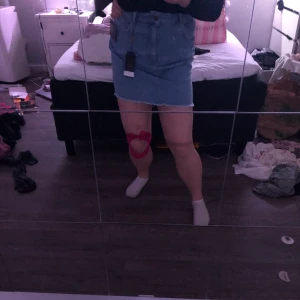 Jeanskjol - Helt ny blå jeanskjol med lapparna kvar. Står stl 42 men är mer som 44. Nypris 299kr.