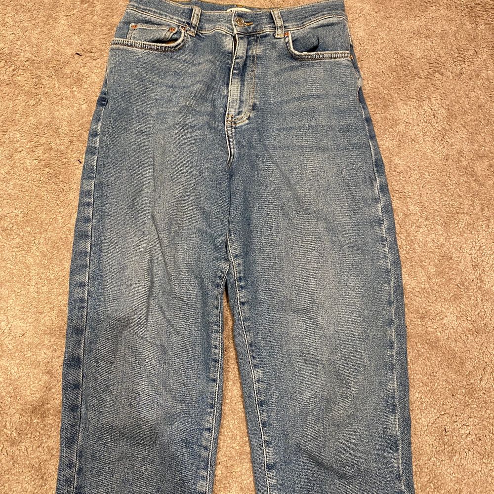 Jätte fina mom jeans från Gina tricot. Använd ett fåtal gånger så mycket bra skick☺️. Jeans & Byxor.