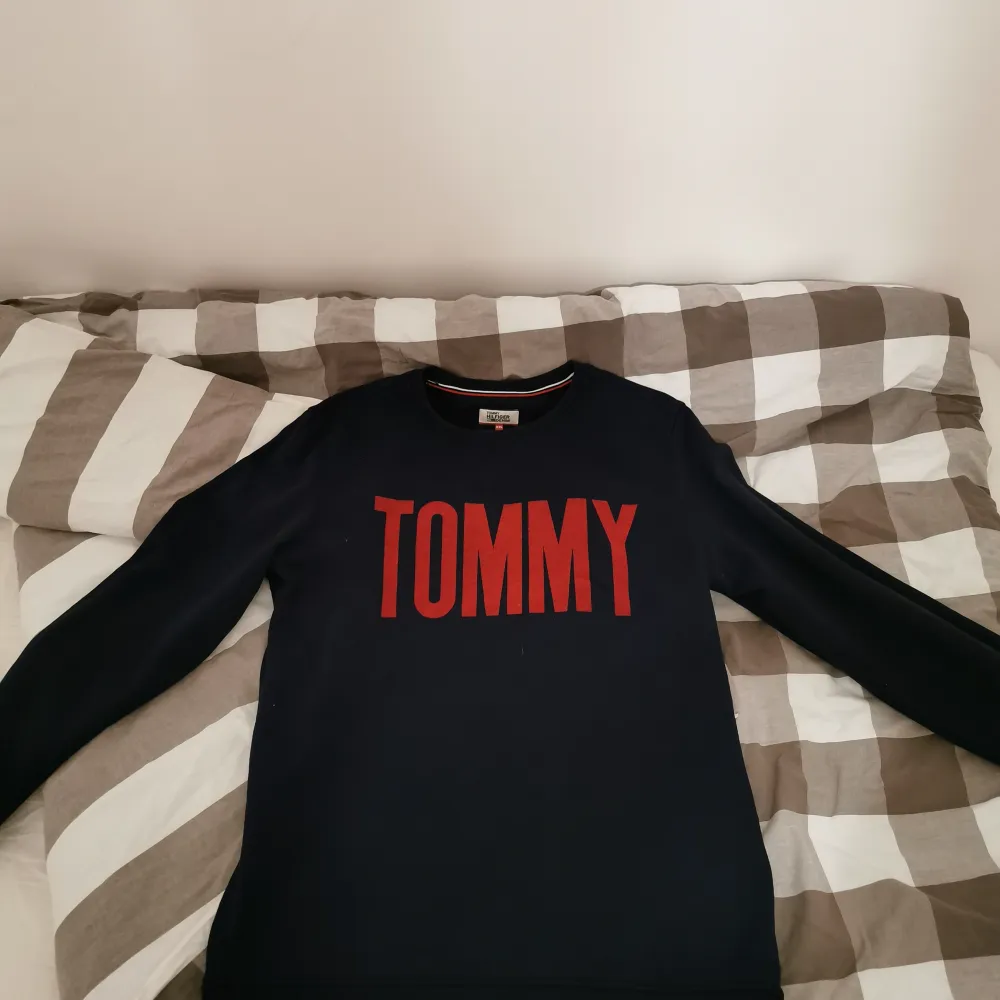 Säljer en skön sweatshirt från Tommy Hilfiger som jag inte använder. Använt ett tag men är i väldigt bra skick. Storlek är XXL men sitter som en XL på mig. . Hoodies.