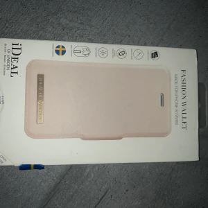 Säljer detta ljust rosa  magnetiska skal från ideal of sweden  - Skalet är till iPhone 7 och i nytt skick,pris kan diskuteras vid intresse 