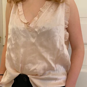 Hm rosa topp - Size 44. Modell på bilden 163cm. Nypris ??? Frakten tillkommer 