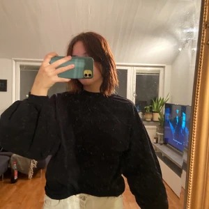 Sweatshirt - Sweatshirt från Nelly i storlek S. Stora armar (se bild). Säljes då jag har en liknande redan. Fint använt skick.