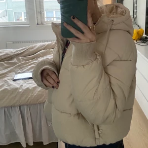 Puffer jacka - INTRESSEKOLL! På min jättefina slutsålda pufferjacka från monki i storlek S som knappt används. Säljer isf vid bra bud. Buda i kommentarerna och hör av er vid frågor❤️ 50kr+ vid budhöjning.