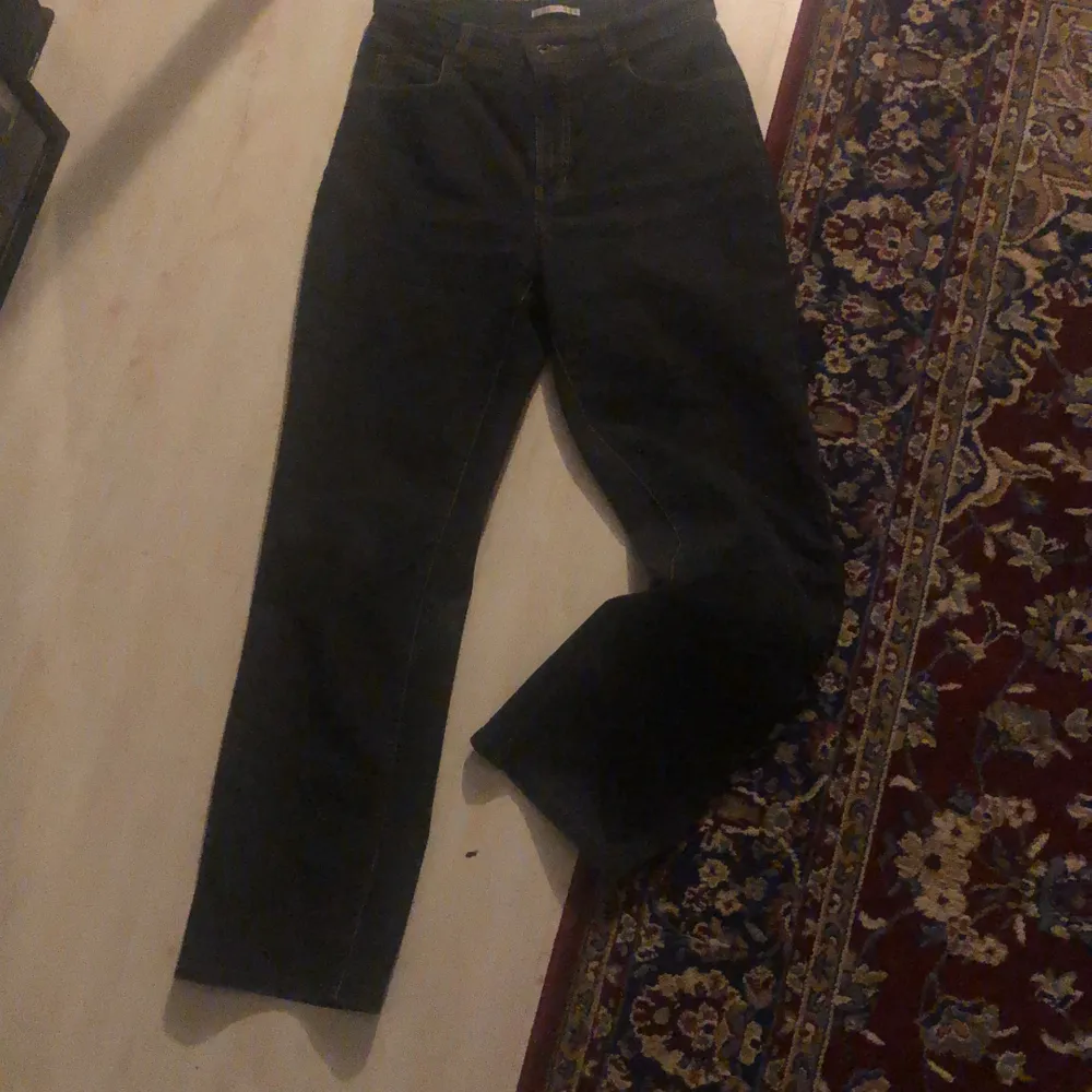Trendiga svarta baggy jeans, knappt använda. Köpte secondhand för 260 kr. Kan mötas upp i Trollhättan. Köparen står för frakten!💕. Jeans & Byxor.