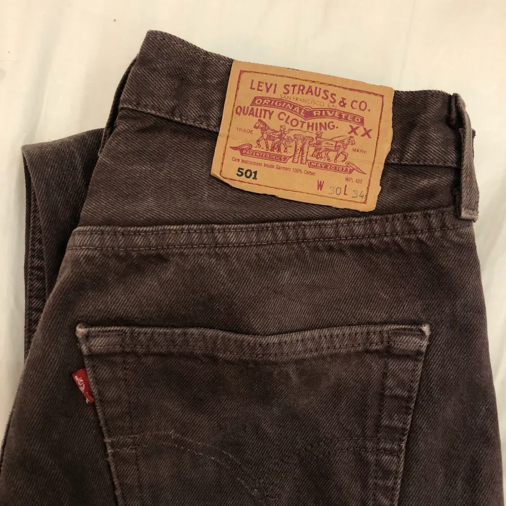 ‼️HÖGSTA BUD: 950kr‼️ Säljer dessa bruna trendiga Levis 501 jeans. Sååå snygga, men dessvärre för små för mig i midjan så kommer ej till användning. Köpta på Plick💓 (frakt tillkommer på 79kr!). Jeans & Byxor.