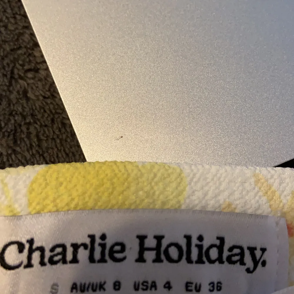 Jättefin gul blommig minikjol från Charlie Holiday, inköpt från bloomingdales. Storlek xs/s. Aldrig använd! ❣️ nypris ca 800kr, frakt tillkommer. Kjolar.