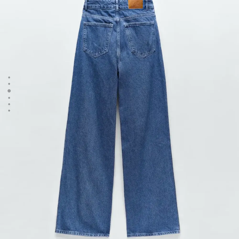 Säljer dessa slutsålda wide leg jeans från Zara i en blå färg. Stolek 34, köpta nu i höstas och inte allt mycket använda💕💕 200kr + frakt eller högst bud. Jeans & Byxor.