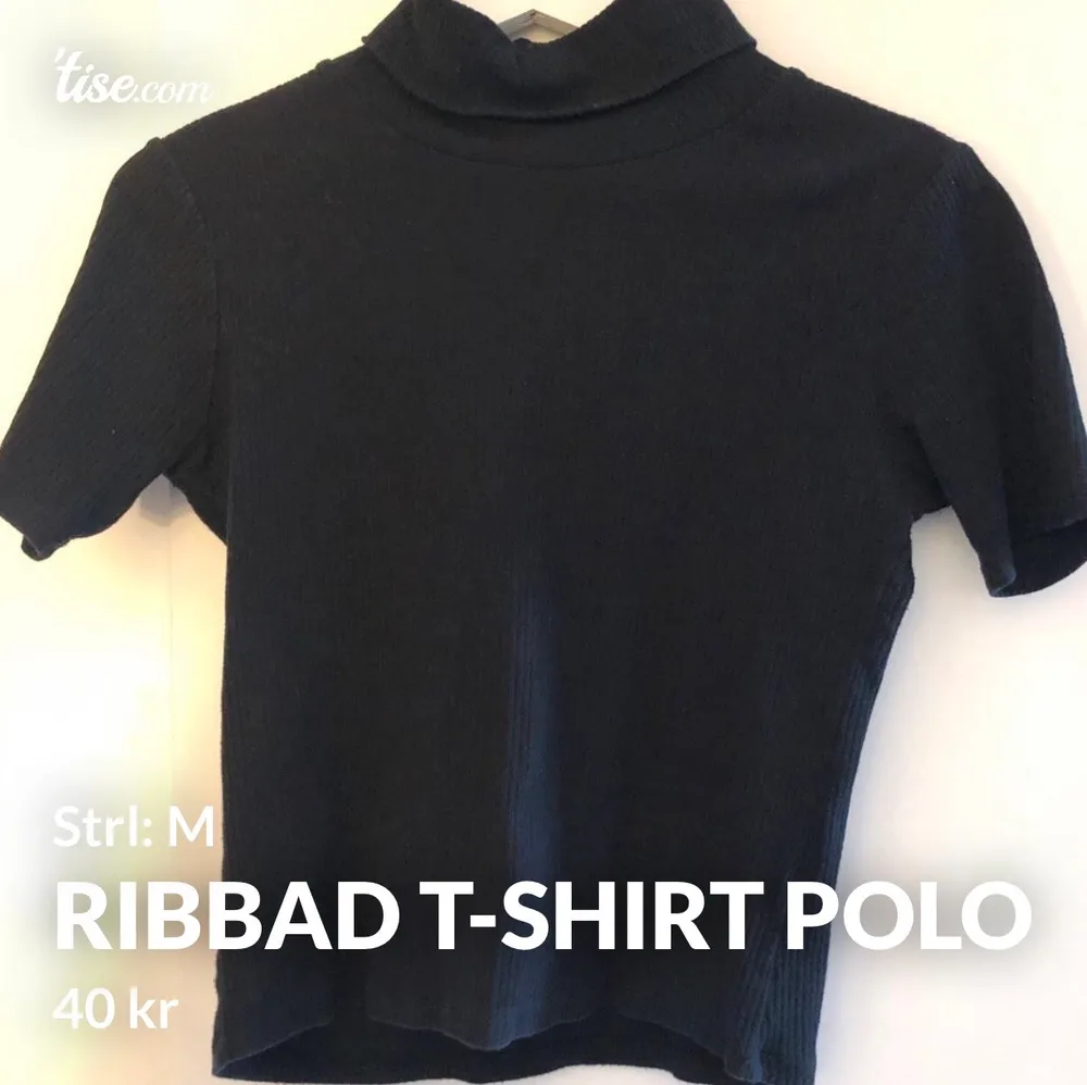 Svart, Ribbad T-shirt med polokrage från BikBok i fint använt skick. Säljes för 40kr. Toppar.