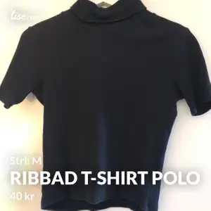Svart, Ribbad T-shirt med polokrage från BikBok i fint använt skick. Säljes för 40kr