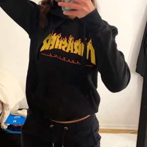 THRASHER HOODIE - XS/S - Svart Thrasher hoodie, passar XS och S. Jätteskön med luva! Använd 3-4 gånger. Säljer för att jag känner att de ej är min stil längre. 💛  buda!!!