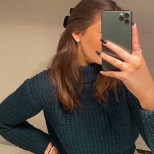 Grön stickad tröja - Säljer en superhärlig blågrön stickad tröja! Sitter jättefint på och är i nyskick! Skriv vid frågor✨🧸