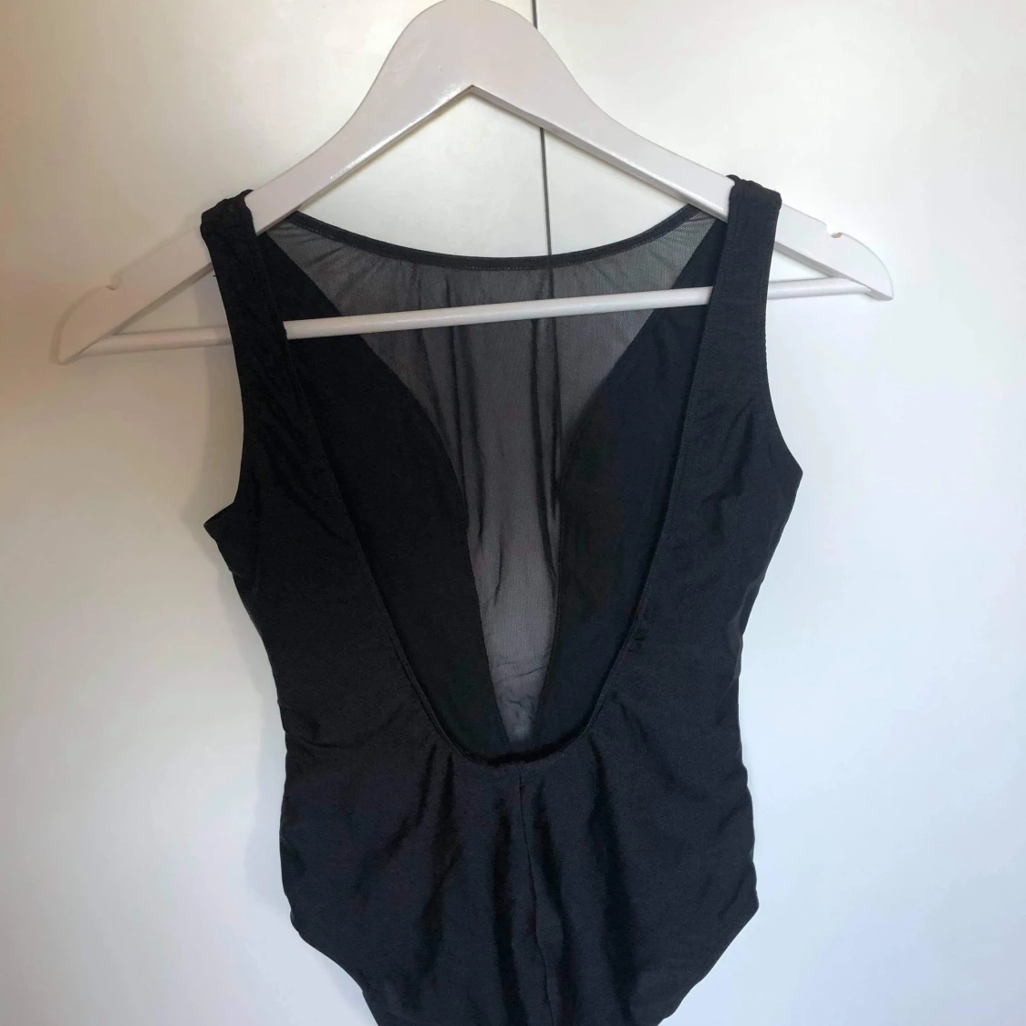 Svart baddräkt med meshdetalj - 90