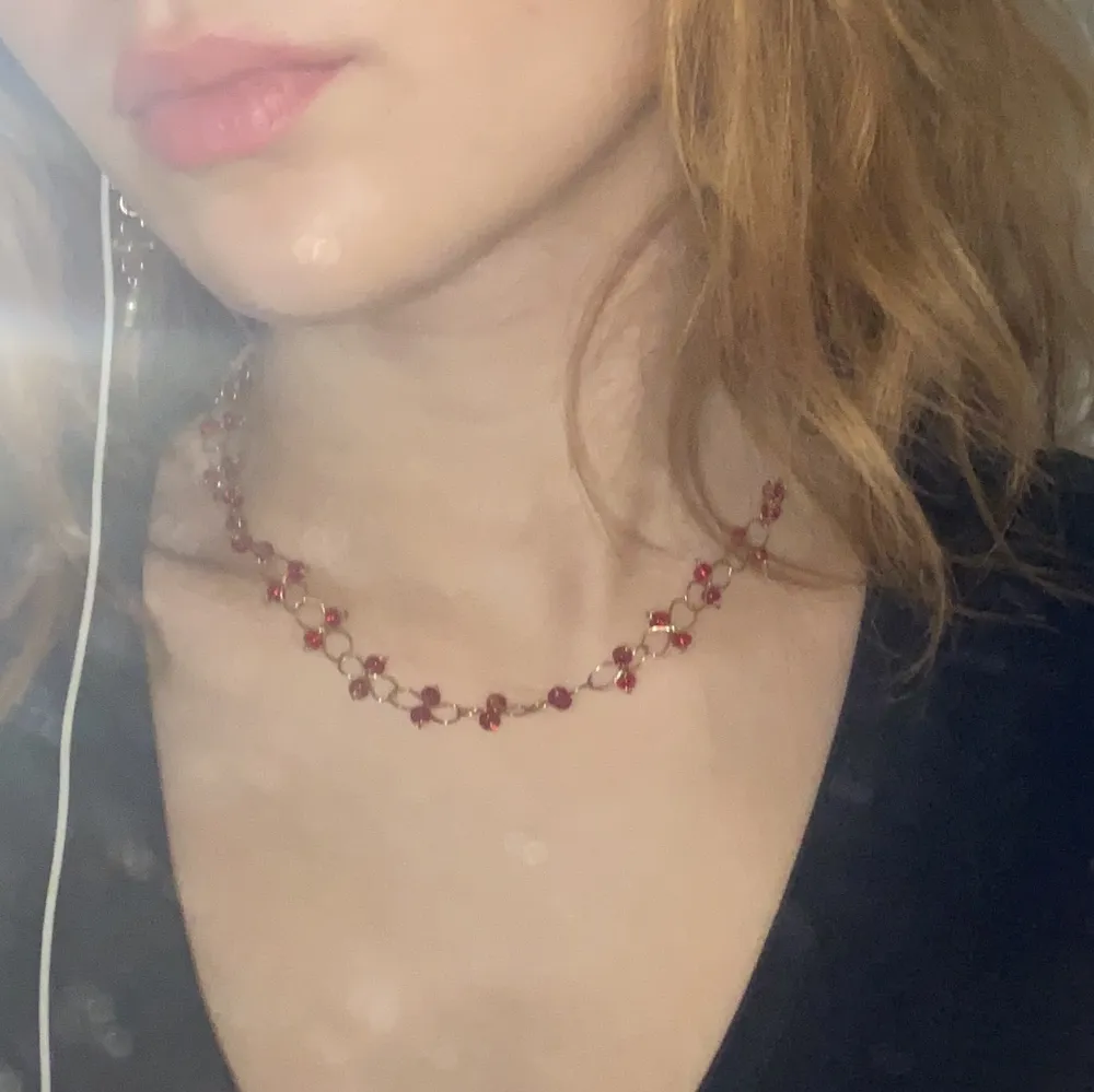 Ett handgjort halsband av metall och röda glaspärlor❣️ frakten ingår i priset💃🏼 detta halsband är lite längre än mina andra❤️                                                                                —————————————————————                                                                                  Kika gärna in på min profil, säljer en massa olika handgjorda smycken💃🏼 perfekt till dig själv eller i present till någon❣️✨. Accessoarer.