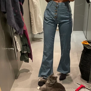 flared highwaisted jeans - ett par helt nya highwaisted och flared jeans. de är tunna, nästan i jeggingsmaterial. har endast provat dem då de är för stora för mig. storlek xs. Längd: 103cm Bredd (vid midjan): 33cm. 150 INKLUSIVE FRAKT 