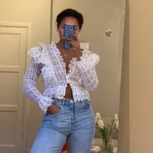 Trendig vit blus i spets stl 38 - Skickas endast -köparen står för frakt.  För referens är min längd 174 cm.