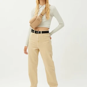 Weekday jeans 25/30! - Säljer dessa weekday jeans i str 25/30 som aldrig kommit till användning, i färgen light sand. Är i nyskick och köpte de för 500kr! Skicka iväg ett meddelande vid frågor och funderingar💜💜