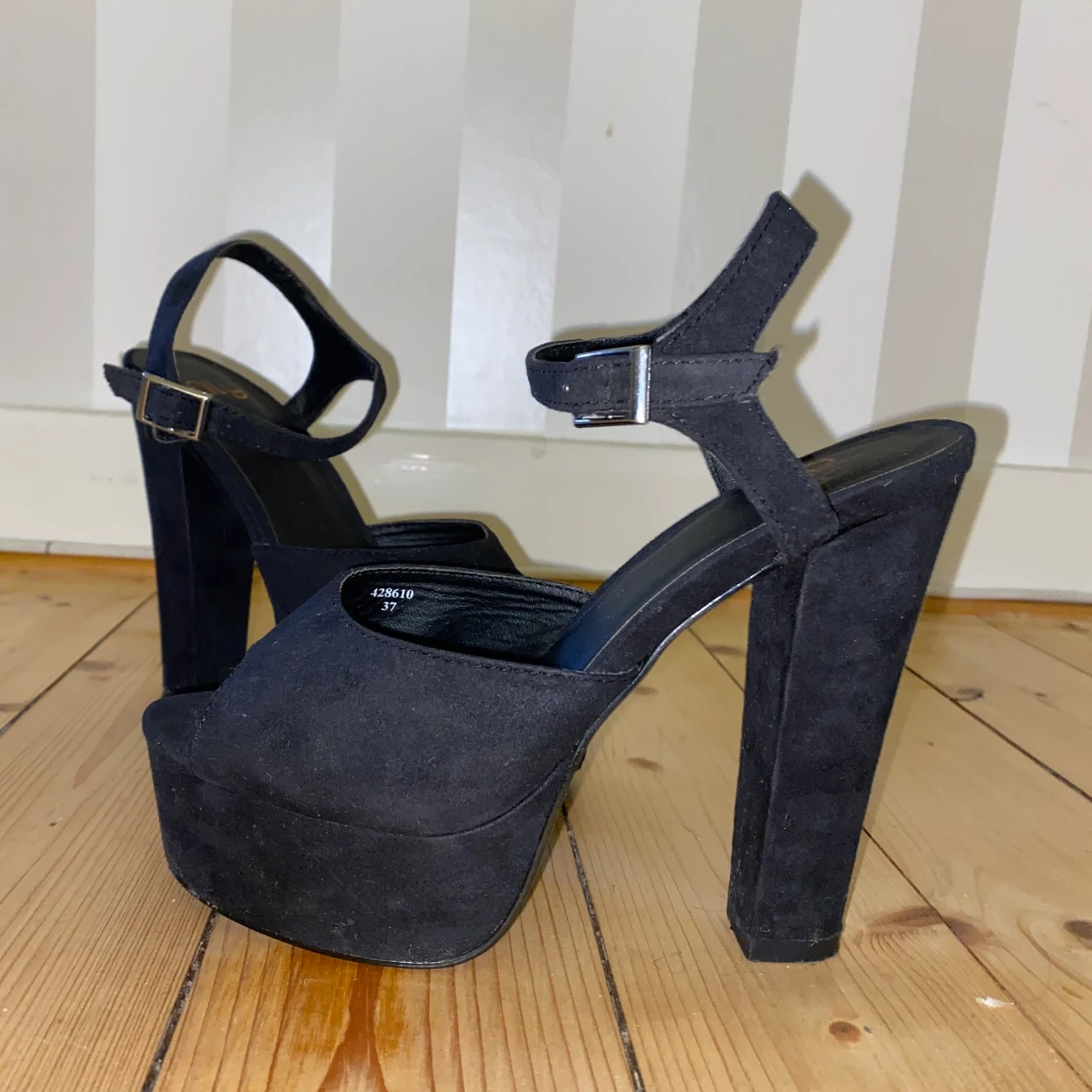 Snygga högklackar i svart. 