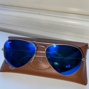 Ray ban solglasögon  - Solglasögon av märket ray ban, väldigt bra skick får med allt på bild. Perfekt för sommaren.