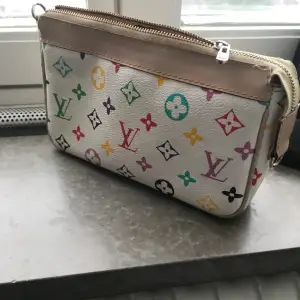 Inspirerad Louis Vuitton väska men regnbåges mönster.  Väska kom inte till användning. Axelbandet saknas, men det var så när jag köpte den! Pris kan diskuteras!
