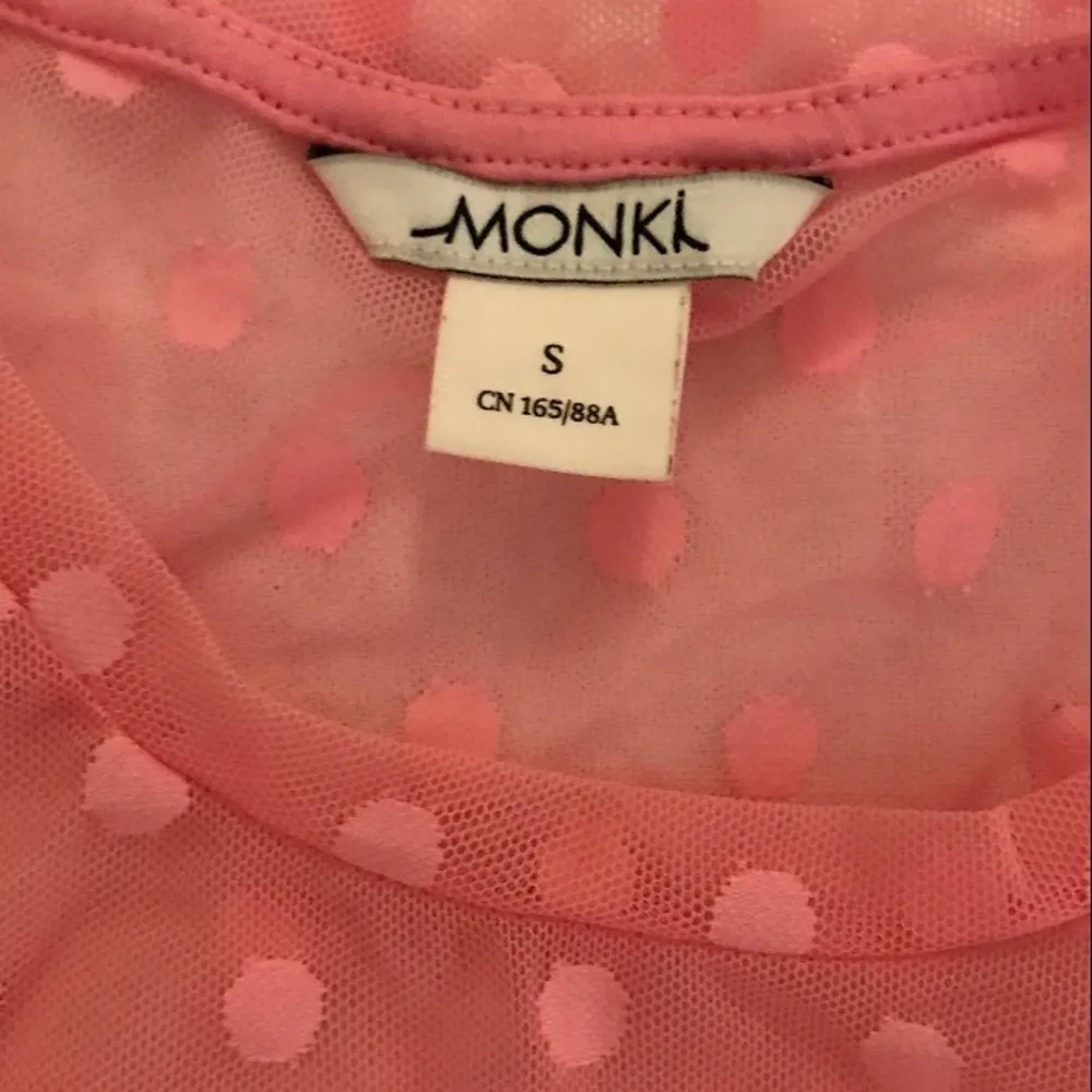 rosa genomskinlig t-shirt med prickar. köpt från monki. i gott skick. . Toppar.