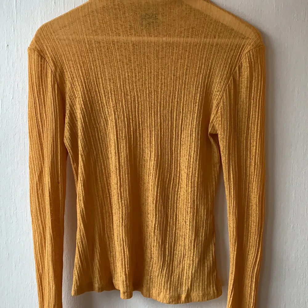 En tunn senaps färgad tröja från GinaTricot storlek S. Säljes för 40kr+ frakt . Tröjor & Koftor.
