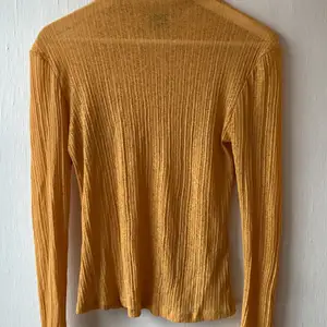 En tunn senaps färgad tröja från GinaTricot storlek S. Säljes för 40kr+ frakt 