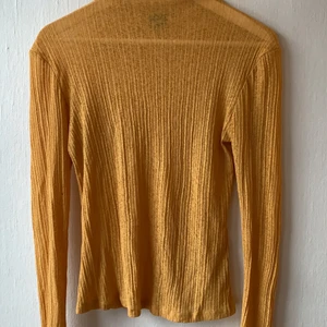 Tunn senaps gul tröja - En tunn senaps färgad tröja från GinaTricot storlek S. Säljes för 40kr+ frakt 