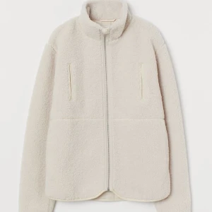 Pilejacka - Skitsnygg slutsåld jacka från HM - från barnavdelningen men är i storlek 170 så motsvarar en S. Buda från 250💕 högsta bud: 400kr - budgivning avslutas idag