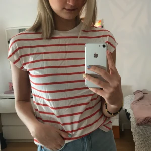 Randig tröja - Korta ärmar, från Gina tricot. Mycket fint skick. 