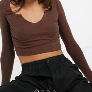 Brun topp - Intressekoll på min bruna topp, storlek L men sitter mer som en S/M. Inte hundra på att jag vill sälja men skriv gärna vad ni kan ge för den inklusive frakt :) vid många intressen startar jag budgivning (första bild lånad)