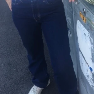 weekday jeans - Ett par superfina weekday jeans, modellen heter ”voyage” (tror jag) Inga fel bara att jag själv känner att dem är för små för min smak. Jag är 168 cm och dem är lite längre på mig :) Skriv privat för intresse, köparen står för frakt 💘