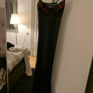 Linne klänning  - En linne klänning, svart med blommor. One size 