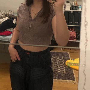 äldre tisha - speciell tisha med ett tyg som ger en sorts mysig effekt💕 ingen stretch men den sitter jätteskönt på. Inte så kort som på bilden, bara jag som vecklat upp den :D 