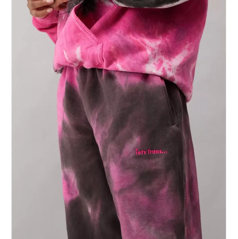 Slutsålda Tie-Dye mjukisbyxor från Urban Outfitters med iets frans-loggan och snörning på insidan! ALDRIG ANVÄNDA pga fel storlek. . Jeans & Byxor.