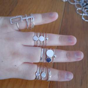Eleganta silver ringar, aldrig använda. (Obs. Ringarna i första bilden är inte i rätt storlek utefter fingrarna.) Priset är för alla sammanlagt. 