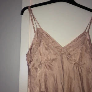 Silkeslinne  - Nattlinne/silkesklänning i en smutsgrisar färg! Passar bra på mig som har S men skulle nog passa även en storlek mindre och större 