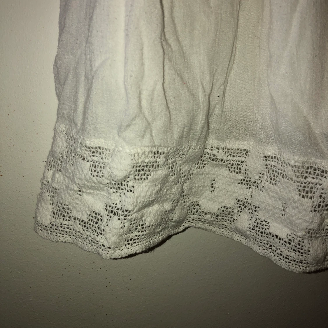 Vit, off shoulder-klänning med spets  - 90