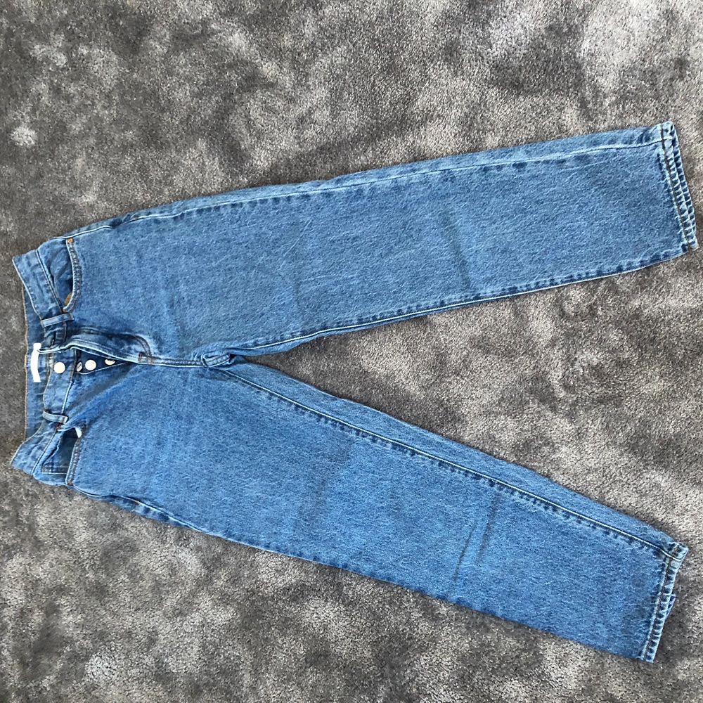 Snygga jeans från pacsun, köpta i usa. Modellen heter high Rise straight. Säljer pga för små. Är i storlek 23 som är en storlek 32/34. Väldigt bra skick och skön modell. Köparen står för frakt. Står ej för postnords slarv 🤎. Jeans & Byxor.