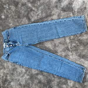 Snygga jeans från pacsun, köpta i usa. Modellen heter high Rise straight. Säljer pga för små. Är i storlek 23 som är en storlek 32/34. Väldigt bra skick och skön modell. Köparen står för frakt. Står ej för postnords slarv 🤎